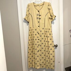 Authentic Oktoberfest Drindl Sz18 Gorgeous details Carved heart buttons Vintage